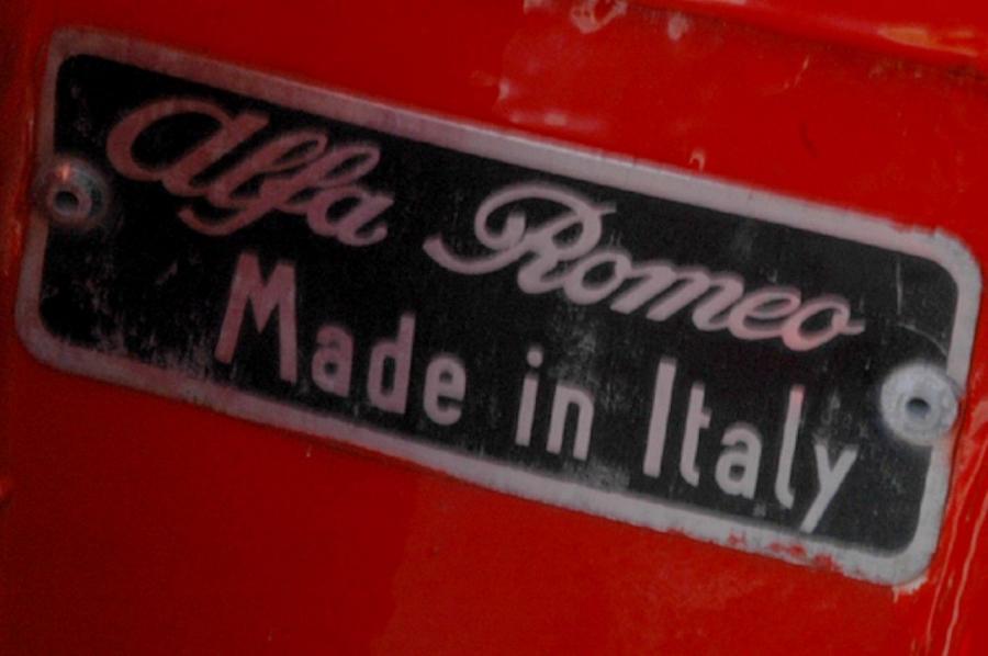 Моторный отсек Alfa Romeo Giulietta Spider 1961 года  (фото 8 из 36)